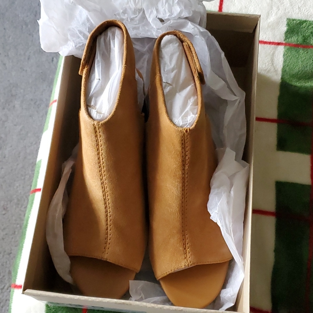 Clark's suede gorgeous heel slide on